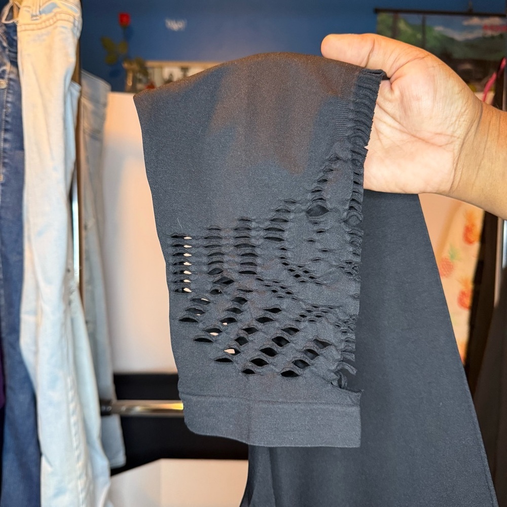 One 5 One size L/XL Black Laser Cut Capri Leggings - Picture 3 of 5